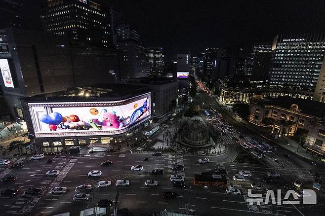 [서울=뉴시스] 김근수 기자 = 1일 오후 서울 중구 신세계백화점 본점 앞에서 2024 명동스퀘어 1호 전광판 점등식이 열리고 있다. 2024.11.01. ks@newsis.com