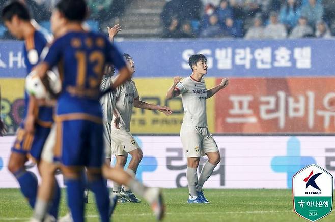 [서울=뉴시스] 프로축구 K리그1 강원 FC의 이상헌이 1일 울산종합운동장에서 열린 울산 HD와의 하나은행 K리그1 2024 36라운드 홈 경기에서 득점한 뒤 기뻐하고 있다. (사진=한국프로축구연맹 제공)  *재판매 및 DB 금지