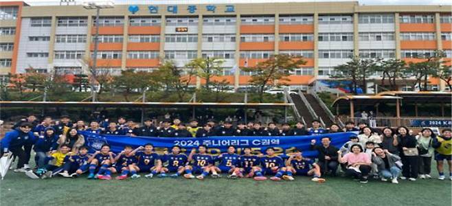 울산 현대중학교 축구부가 2024 전국 중등 축구 리그에서 K리그 주니어 U-14, U-15 부문에 출전해 동반 우승을 차지했다. 울산광역시교육청 제공