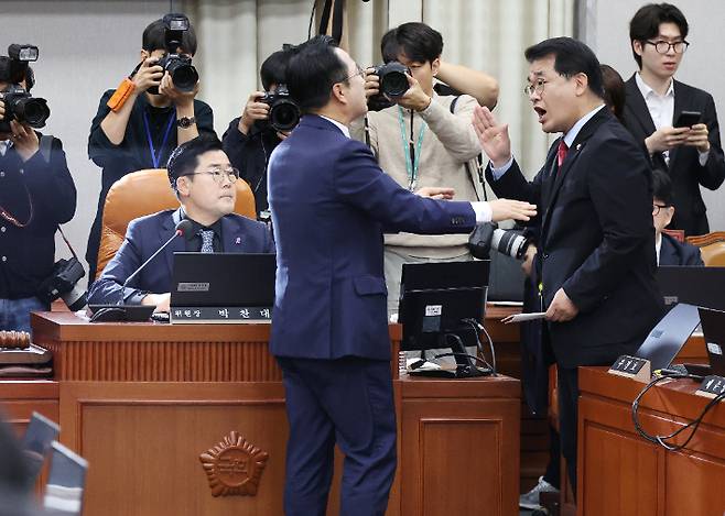 국민의힘 배준영(오른쪽) 의원과 더불어민주당 박성준 의원이 1일 서울 여의도 국회에서 열린 운영위원회의 대통령비서실과 국가안보실, 대통령 경호처 대상 국정감사에서 김건희 여사의 동행명령장 발부와 관련해 설전을 벌이고 있다. 왼쪽은 박찬대 위원장. 연합뉴스