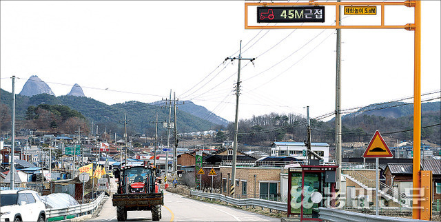 트랙터가 가까워지자 도로에 설치된 농기계 주행 안내표지판에 관련 정보가 표시되고 있다. 농진청