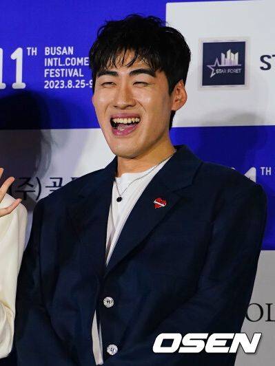 [OSEN=부산, 이석우 기자]숏박스(김원훈, 조진세, 엄지윤) 팀이 블루카펫 행사에서 포즈를 취하고 있다. 2023.08.25 / foto0307@osen.co.kr