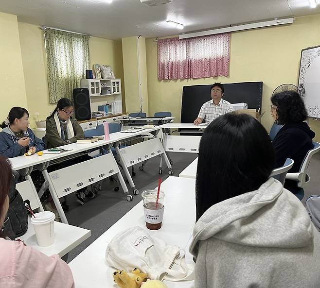 전현진씨는 매주 금요일 정신장애와 인권 ‘파도손’에서 자조모임을 진행한다. 사진은&nbsp;조현병 당사자들을 대상으로 자조모임을 진행 중인 현진씨(가운데). 전현진씨 제공