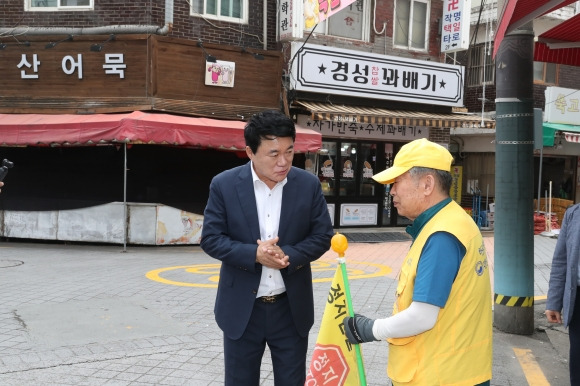 박준희(왼쪽) 서울 관악구청장이 안전지킴이 어르신과 인사를 나누고 있다. 관악구 제공