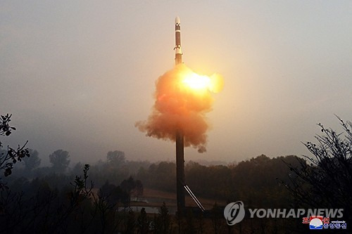 지난달 31일 신형 대륙간탄도미사일(ICBM) '화성포-19형' 시험발사를 성공적으로 단행했다고 조선중앙통신이 1일 보도했다. 연합뉴스