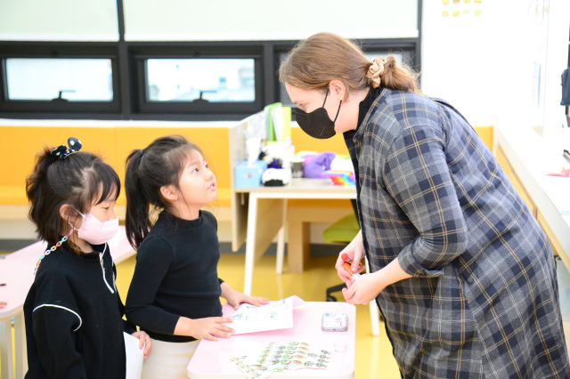 지난 6월 개관한 화천 커뮤니티센터에서 어린이들이 원어민 선생님과 영어 수업을 하고 있다. 화천 커뮤니티센터는 전국 최초의 지자체 주도 온종일 돌봄 시설로 공연장, 실내 놀이터, 돌봄 시설, 교육 시설, 진로 상담실 등을 갖췄다. 원어민과의 영어 수업뿐만 아니라 스터디 카페, 실내 테니스·발레 교실 등이 모두 무료다. /사진=화천군