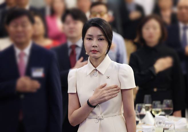 윤석열 대통령의 필리핀 국빈 방문에 동행한 김건희 여사가 10월6일 필리핀 마닐라 페닌슐라 호텔에서 열린 동포 만찬 간담회에 참석, 국기에 경례하고 있다. ⓒ연합뉴스