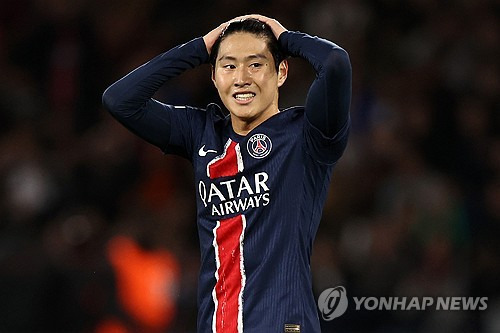 파리 생제르맹(PSG)이 이강인에게 인종차별적인 발언을 서슴없이 내뱉은 팬을 영구 제명하면서 그가 다시는 경기장에 발을 들일 수 없도록 조치했다. 선수가 인종차별에 노출되자 곧바로 선수를 보호한 PSG다. PSG는 인종차별주의자를 내부적으로 징계하는 한편 경기장에서 차별적인 발언을 한 팬들이 그에 대한 책임을 지도록 하고 있다. 구단이 인종차별 및 혐오 등에 대해 어떠한 태도를 갖고 있는지 알 수 있는 대목이다. 사진 연합뉴스