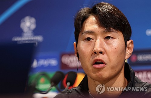 파리 생제르맹(PSG)이 이강인에게 인종차별적인 발언을 서슴없이 내뱉은 팬을 영구 제명하면서 그가 다시는 경기장에 발을 들일 수 없도록 조치했다. 선수가 인종차별에 노출되자 곧바로 선수를 보호한 PSG다. PSG는 인종차별주의자를 내부적으로 징계하는 한편 경기장에서 차별적인 발언을 한 팬들이 그에 대한 책임을 지도록 하고 있다. 구단이 인종차별 및 혐오 등에 대해 어떠한 태도를 갖고 있는지 알 수 있는 대목이다. 사진 연합뉴스