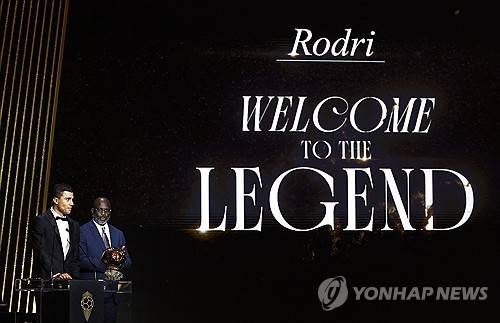 프랑스와 레알 마드리드의 전설 지네딘 지단이 1일(한국시간) 글로벌 스포츠 OTT 다즌을 통해 2023-2024시즌 발롱도르 시상식에서 비니시우스가 수상하지 못한 것이 크리스티아누 호날두의 사례와 같다며 시상식이 신뢰를 잃었다고 주장했다.&nbsp;연합뉴스