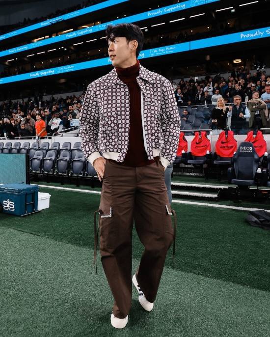 토트넘 소식을 전하는 '토트넘 뉴스'는 1일(한국시간) 토트넘 에이스 손흥민의 부상으로 인해 다가오는 애스턴 빌라전 출전이 어려울 수 있다고 전했다.&nbsp; 토트넙