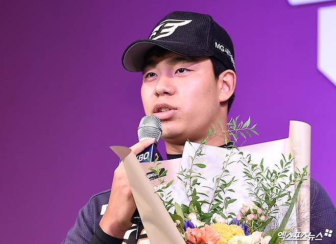 26일 오후 서울 소공동 웨스틴조선호텔 그랜드볼룸에서 '2020 KBO 신인 드래프트'가 진행됐다. 1차 지명된 한화 신지후가 인사하고 있다. 엑스포츠뉴스DB