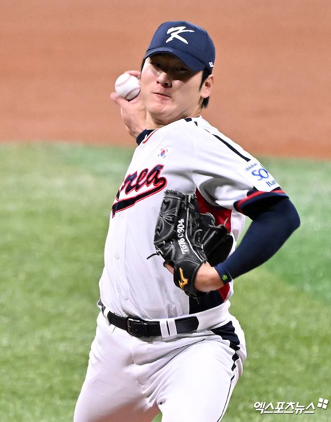 1일 오후 서울 고척스카이돔에서 열린 2024 WBSC(세계야구소프트볼연맹) 프리미어12 대한민국 야구 대표팀과 쿠바 야구 대표팀의 평가전 경기, 1회초 대한민국 선발투수 곽빈이 공을 힘차게 던지고 있다. 고척,  김한준 기자