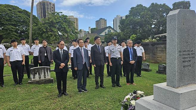 하와이 공동묘지서 참배하는 인하대 방문단 [인하대 제공, 재판매 및 DB 금지]