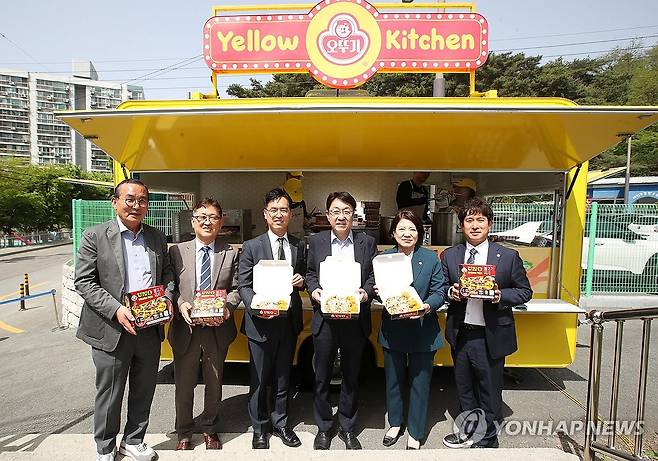 위기가구 온기나눔 행사 참석한 김민재 차관보 (서울=연합뉴스) 김민재 행정안전부 차관보(왼쪽 세 번째)가 18일 전북 전주시에서 열린 '위기가구 온기나눔' 행사에 참석해 거주민들에게 푸드트럭 간식을 배식한 뒤 관계자들과 기념 촬영을 하고 있다. 2024.4.18 [행정안전부 제공. 재판매 및 DB 금지] photo@yna.co.kr