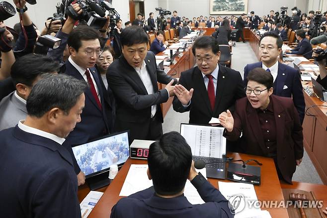 김건희 여사 '동행명령' 반대하는 여당 (서울=연합뉴스) 신준희 기자 = 1일 서울 여의도 국회에서 열린 운영위원회의 대통령비서실과 국가안보실, 대통령 경호처 대상 국정감사에서 국민의힘 의원들이 증인으로 채택됐으나 불출석한 김건희 여사의 동행명령장 발부에 반대해 박찬대 위원장에게 항의하고 있다. 2024.11.1 hama@yna.co.kr