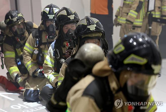 '다중밀집시설 화재를 진압하라' (서울=연합뉴스) 류영석 기자 = 지난달 30일 오전 서울 중구 동대문디자인플라자에서 열린 다중밀집시설 화재 대비 서울시 재난대응 안전한국훈련에서 소방대원들이 화재 진압 훈련을 하고 있다. 2024.10.30 ondol@yna.co.kr