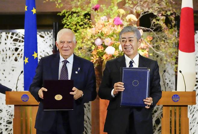 일본-EU '안보·방위 파트너십' 체결    (교도=연합뉴스) 호세프 보렐 유럽연합(EU) 외교안보 고위대표와 이와야 다케시 일본 외무상이 1일 도쿄에서 '안전보장·방위 파트너십' 문서에 서명했다. 2024.11.1. evan@yna.co.kr