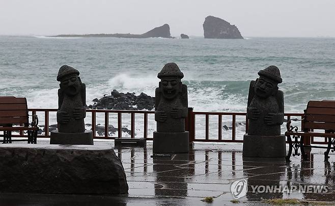 거센 파도 몰아치는 제주 (서귀포=연합뉴스) 박지호 기자 = 호우주의보가 내려진 1일 오전 제주 서귀포시 안덕면 사계리 해안에 거센 파도가 몰아치고 있다. 2024.11.1 jihopark@yna.co.kr