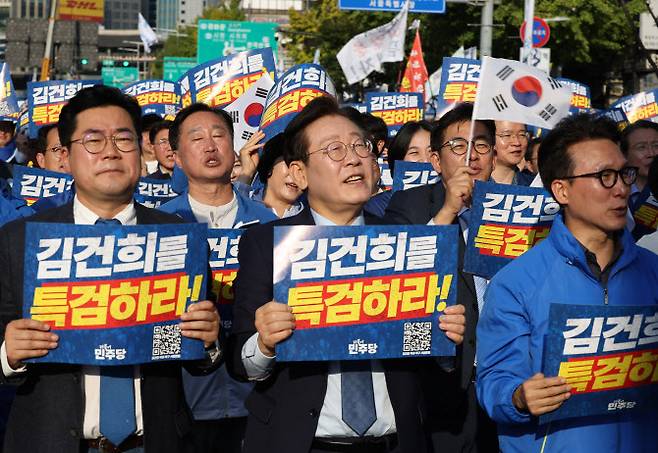 이재명 더불어민주당 대표(가운데)가 2일 서울 중구 서울역 일대에서 더불어민주당 주최로 열린 김건희 윤석열 국정농단 규탄·특검 촉구 국민행동의날에 참가해 구호를 외치고 있다.(사진=연합뉴스)