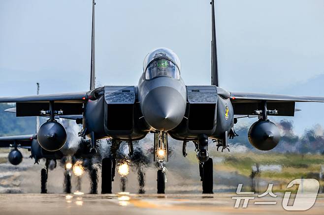 F-15K 전투기 편대가 25일 '적 대규모 공중항체 침투대응 합동종합훈련'을 위해 제11전투비행단에서 이륙 준비를 하고 있다. (공군 제공) 2024.10.25/뉴스1