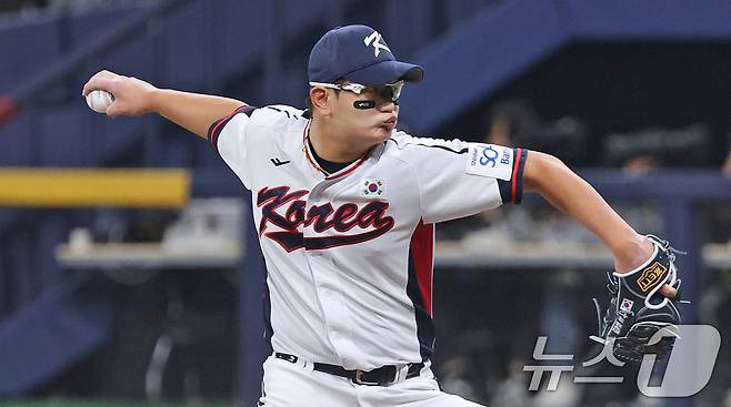 1일 오후 서울 구로구 고척스카이돔에서 열린 '2024 K-BASEBALL SERIES' 대한민국 야구 대표팀과 쿠바 대표팀의 평가전, 6회초 대한민국의 다섯 번째 투수 김서현이 역투하고 있다. 2024.11.1/뉴스1 ⓒ News1 장수영 기자