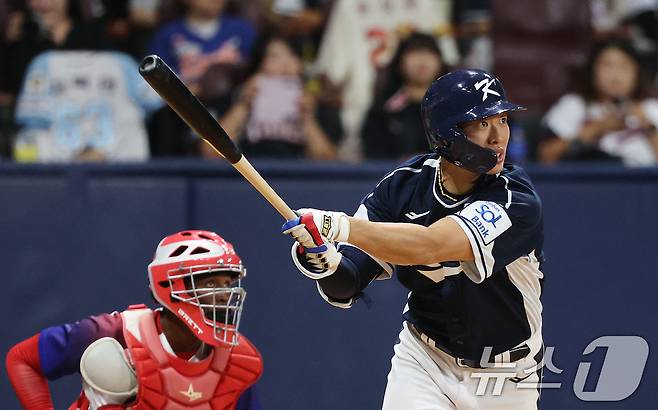 2일 오후 서울 구로구 고척스카이돔에서 열린 '2024 K-BASEBALL SERIES' 대한민국 야구 대표팀과 쿠바 대표팀의 평가전 2차전, 8회초 대한민국 공격 1사 상황에서 송성문이 3루타를 치며 타구를 확인하고 있다. 2024.11.2/뉴스1 ⓒ News1 장수영 기자