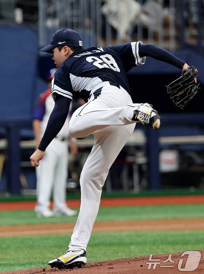 2일 오후 서울 구로구 고척스카이돔에서 열린 '2024 K-BASEBALL SERIES' 대한민국 야구 대표팀과 쿠바 대표팀의 평가전 2차전, 1회말 대한민국 선발 최승용이 역투하고 있다. 2024.11.2/뉴스1 ⓒ News1 장수영 기자