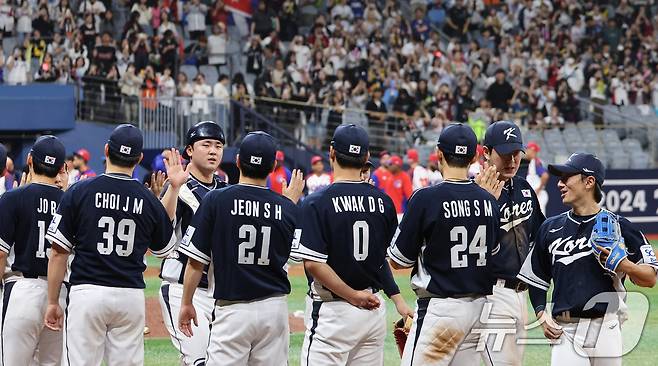 2일 오후 서울 구로구 고척스카이돔에서 열린 '2024 K-BASEBALL SERIES' 대한민국 야구 대표팀과 쿠바 대표팀의 평가전 2차전에서 13대 3으로 승리한 대한민국 선수들이 기쁨을 나누고 있다. 2024.11.2/뉴스1 ⓒ News1 장수영 기자