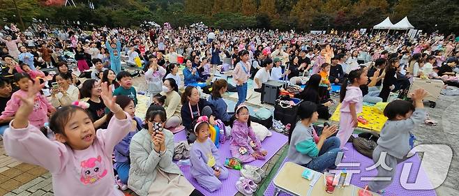 1일부터 열리고 있는 구미 라면축제 연계행사로 금오산 잔디광장에서 열린 '캐치 티닝핑' 콘서트에 참여한 어린이들이 공연이 시작되자 노래를 따라 부르며 즐거워하고 있다. 라면축제는 오는 3일까지 구미역 일원과 역후광장, 문화로 등에서 열린다. 2024.11.2/뉴스1 ⓒ News1 정우용 기자