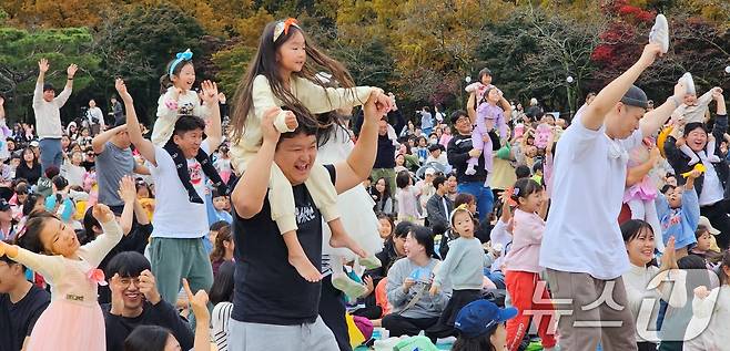 구미 라면축제 연계행사로 금오산 잔디광장에서 2일 열린 '캐치 티닝핑' 콘서트에 참여한 한 아버지들이 티니핑 노래에 맞춰 춤추고 있다. 라면축제는 오는 3일까지 구미역 일원과 역후광장, 문화로 등에서 열린다. 2024.11.2/뉴스1 ⓒ News1 정우용 기자