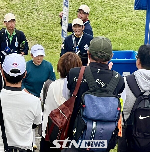 신지애가 LPGA 투어 '토토 재팬 클래식' 2라운드 경기를 마친 후 일본 팬들에게 박수와 환호를 받고 있다. 사진┃STN NEWS