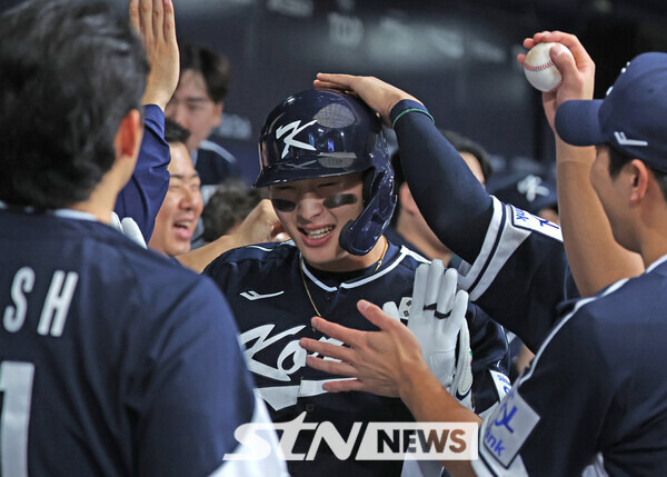 2일 서울 구로구 고척스카이돔에서 열린 2024 WBSC 프리미어12 한국 야구대표팀과 쿠바의 2차 평가전, 2회초 무사 주자없는 상황 한국 윤동희가 솔로홈런을 치고 축하받고 있다. 사진┃뉴시스