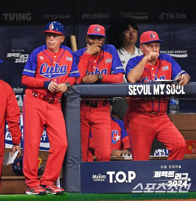 2024 WBSC 프리미어12 대한민국 야구 대표팀과 쿠바 대표팀의 평가전이 1일 서울 고척스카이돔에서 열렸다. 쿠바 아르만도 욘슨 감독이 경기를 지켜보고 있다. 고척=박재만 기자 pjm@sportschosun.com/2024.11.01/