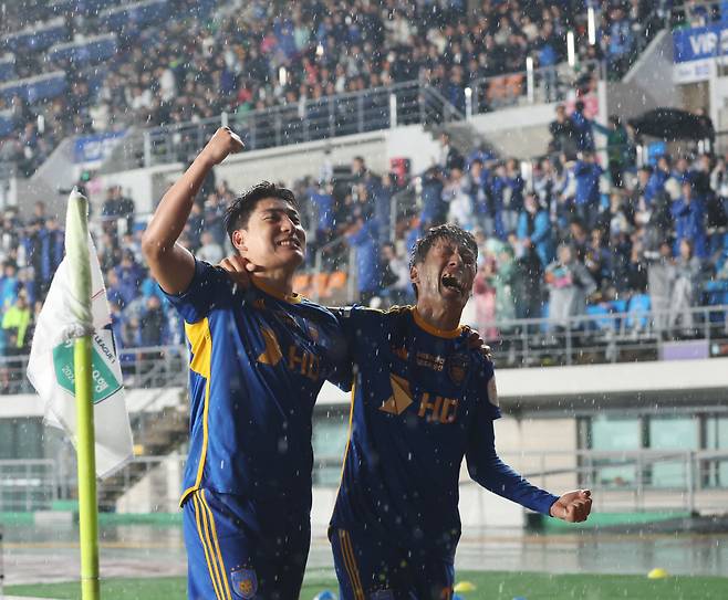 골 환호하는 주민규-이청용

    (울산=연합뉴스) 김용태 기자 = 1일 울산종합운동장에서 열린 프로축구 하나은행 K리그1 2024 울산 HD와 강원FC의 경기에서 울산 주민규가 팀의 두 번째 골을 넣고 이청용과 함께 환호하고 있다. 2024.11.1