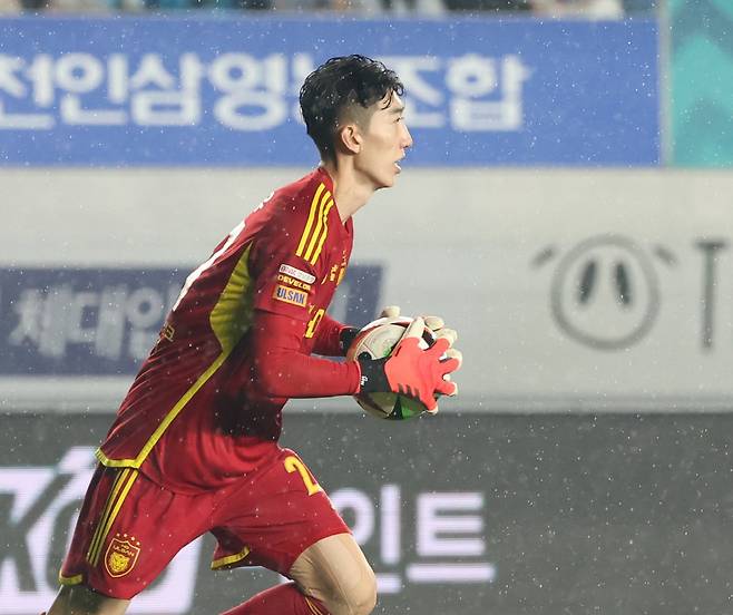 패스할 곳 찾는 조현우

    (울산=연합뉴스) 김용태 기자 = 1일 울산종합운동장에서 열린 프로축구 하나은행 K리그1 2024 울산 HD와 강원FC의 경기에서 울산 골키퍼 조현우가 패스할 곳을 찾고 있다. 2024.11.2