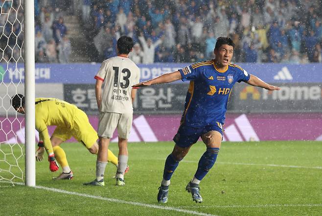 골 넣은 주민규

    (울산=연합뉴스) 김용태 기자 = 1일 울산종합운동장에서 열린 프로축구 하나은행 K리그1 2024 울산 HD와 강원FC의 경기에서 울산 주민규가 팀의 두 번째 골을 넣고 환호하고 있다. 2024.11.1