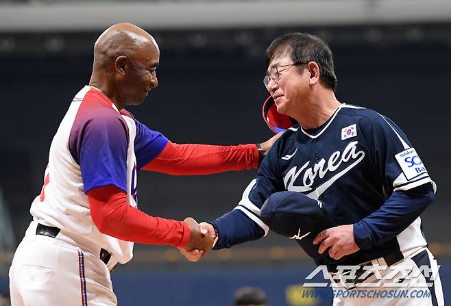 2024 WBSC 프리미어12 대한민국 야구 대표팀과 쿠바 대표팀의 평가전이 2일 서울 고척스카이돔에서 열렸다. 아르만도 욘슨 감독과 류중일 감독이 인사를 나누고 있다. 고척=박재만 기자 pjm@sportschosun.com/2024.11.02/