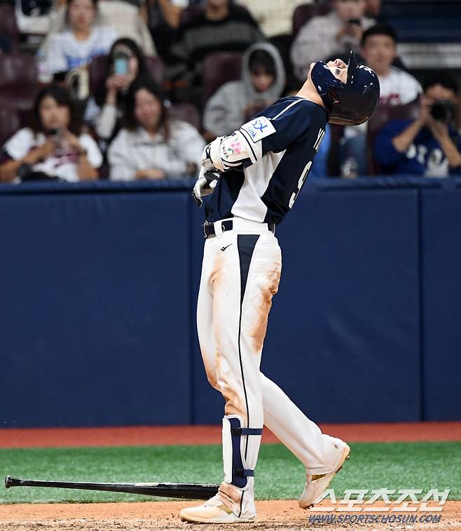 2024 WBSC 프리미어12 대한민국 야구 대표팀과 쿠바 대표팀의 평가전이 2일 서울 고척스카이돔에서 열렸다. 8회초 1사 1,2루 윤동희가 쿠바 메디나 투구에 맞은 뒤 통증을 호소하고 있다. 고척=박재만 기자 pjm@sportschosun.com/2024.11.02/