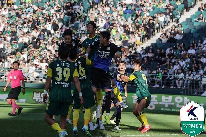 치열한 강등 싸움을 펼치고 있는 전북과 인천. ⓒ 한국프로축구연맹