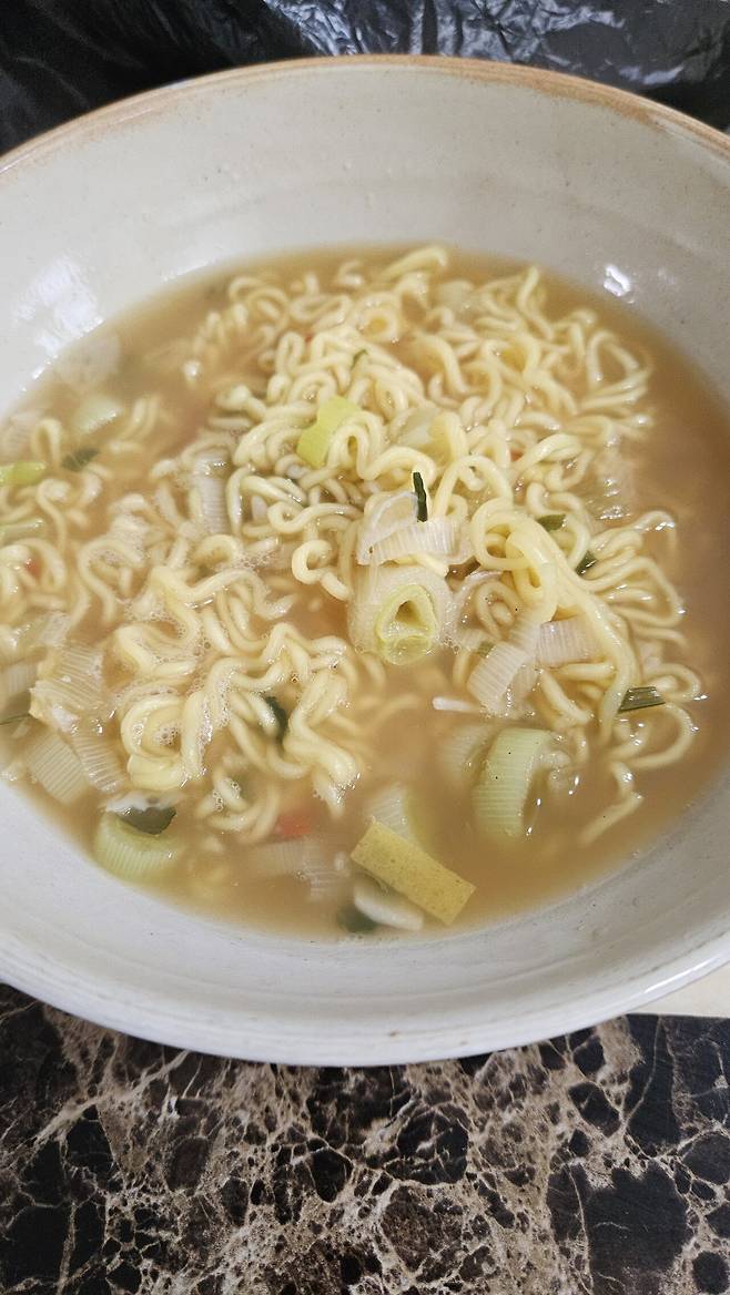 20241102_093155.jpg (후기)하림 삼계탕면 먹어봄