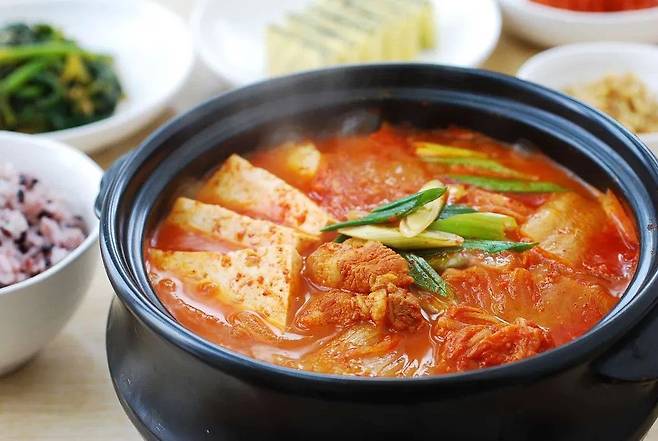 된장찌개 vs 김치찌개.jpg