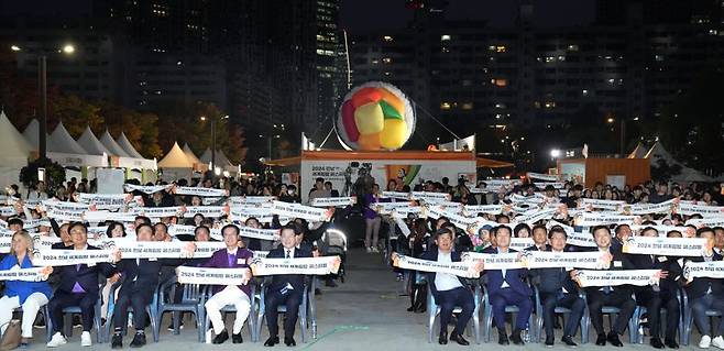 전남도가 전남산 김의 우수성을 알리고 천일염을 세계화하기 위해 지난 1일부터 오는 3일까지 일정으로 서울 여의도 한강공원에서 '2024 전남 세계 김밥페스티벌'과 '소금박람회'를 펼치고 있다. 사진은 지난 1일 열린 김밥페스티벌 개막식 모습. 전남도 제공