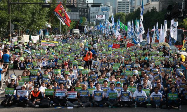 이재명 더불어민주당 대표를 비롯한 참가자들이 지난해 9월 2일 서울 프레스센터 인근에서 열린 '후쿠시마 핵오염수 해양투기 중단·윤석열 정부 규탄 범국민대회'에서 관련 구호를 외치고 있다. 연합뉴스