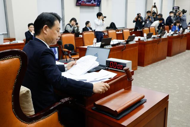 김영호 국회 교육위원회 위원장이 10월 22일 서울 여의도 국회에서 열린 국정감사에 앞서 전체회의를 열고 여당 불참 속 증인 불출석한 설민신 한경국립대 교수 고발의 건을 의결하고 있다. 뉴스1