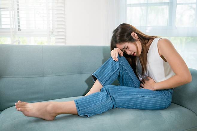 과음은 췌장염을 유발하는 주요 요인 중 하나다. 술을 마신 후 위쪽 배에 강한 통증이 느껴지면 한 번쁨 병원을 찾는 게 좋다./사진=게티이미지뱅크
