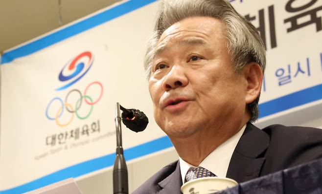 <yonhap photo-3773=""> 이기흥 대한체육회장 기자회견 (김해=연합뉴스) 김동민 기자 = 이기흥 대한체육회장이 제105회 전국체육대회(전국체전) 마지막 날인 17일 오후 경남 김해시 아이스퀘어호텔에서 열린 '체육계 미래지향적 관계 구축을 위한 대한체육회장·회원단체 공동기자회견'에서 발언하고 있다. 2024.10.17 image@yna.co.kr/2024-10-17 15:21:04/ <저작권자 ⓒ 1980-2024 ㈜연합뉴스. 무단 전재 재배포 금지, AI 학습 및 활용 금지></yonhap>