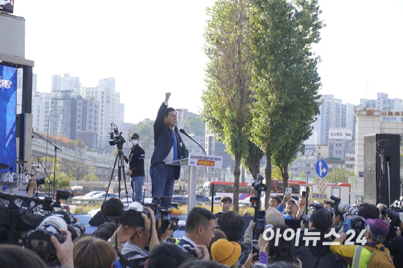 박찬대 더불어민주당 원내대표가 2일 서울역 인근에서 진행된 '김건희·윤석열 국정농단 규탄·특검촉구 국민행동의 날' 집회에 참여해 단상에 올라 연설하고 있다. [사진=라창현 기자]