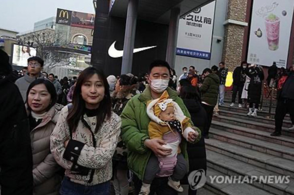 아이 안고 가는 중국 남성. [사진=연합뉴스]