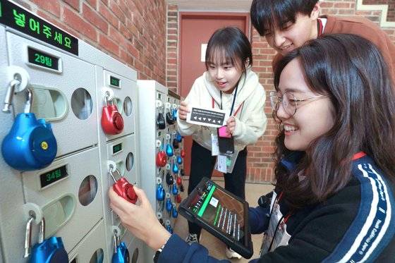 LG 신입사원들이 방탈출 게임을 하듯 자물쇠를 풀며 _엘고리즘_ 미션을 해결하고 있다. 사진 LG